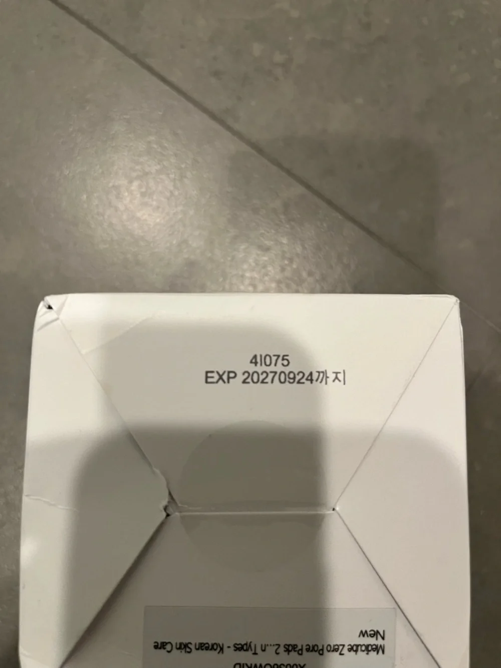 NEW Medicube Zero Pore Pad - White Jar with Blue Lid